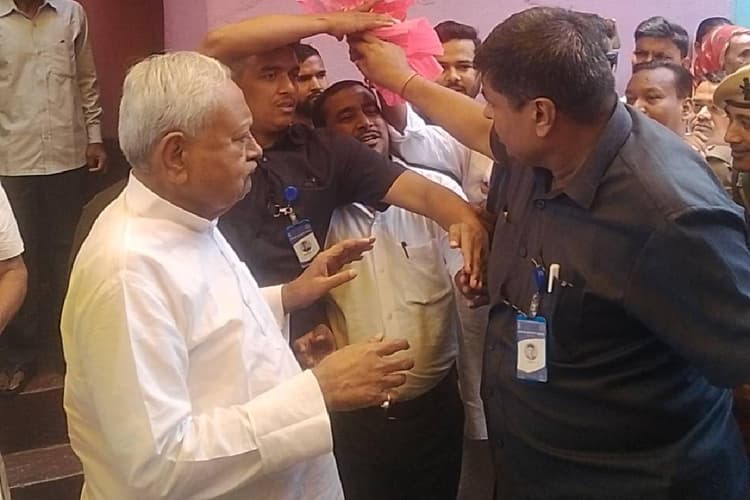 हरनौत के मधोपुर-सबनहुआ पहुंचे पूर्व सीएम नीतीश कुमार, 40 साल बाद मौसी के घर की शिष्टाचार मुलाकात