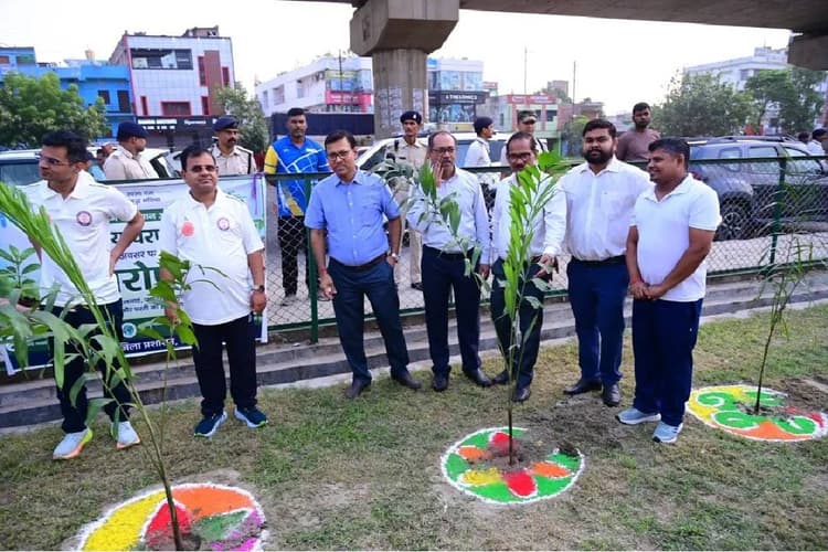 बेगूसराय में पौधारोपण से हरियाली का संदेश, DM-DDC ने लगाया पौधा, फुटबॉल मैच भी बना आकर्षण