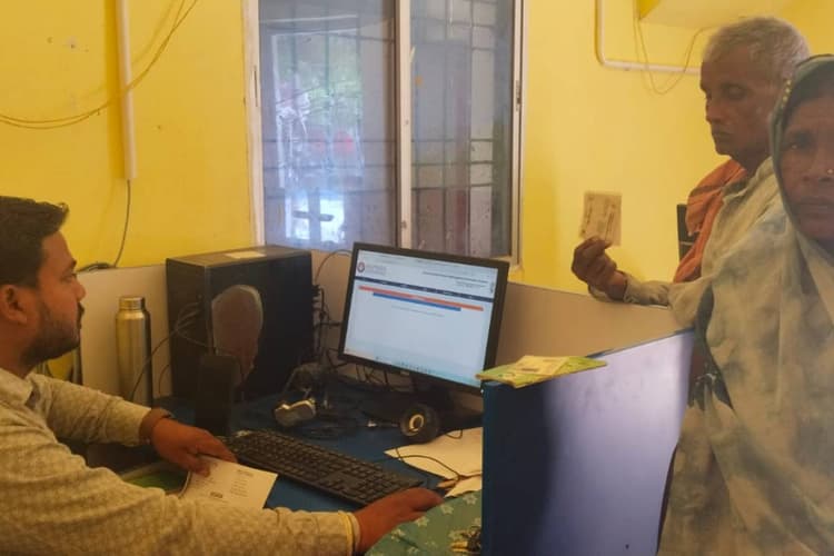 गोपालगंज में 1156 पेंशनधारियों पर संकट, E-KYC नहीं कराने पर बंद हो सकती है पेंशन