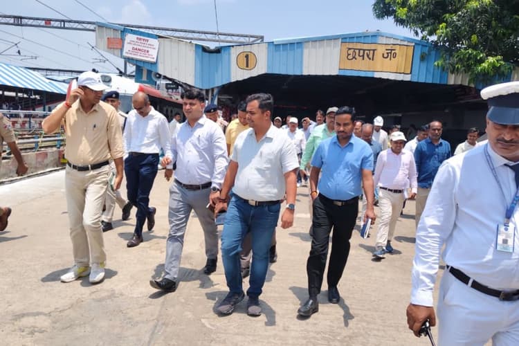 छपरा जंक्शन का DRM ने किया निरीक्षण, मानसून से पहले जलनिकासी और यात्री सुविधाओं की जांच