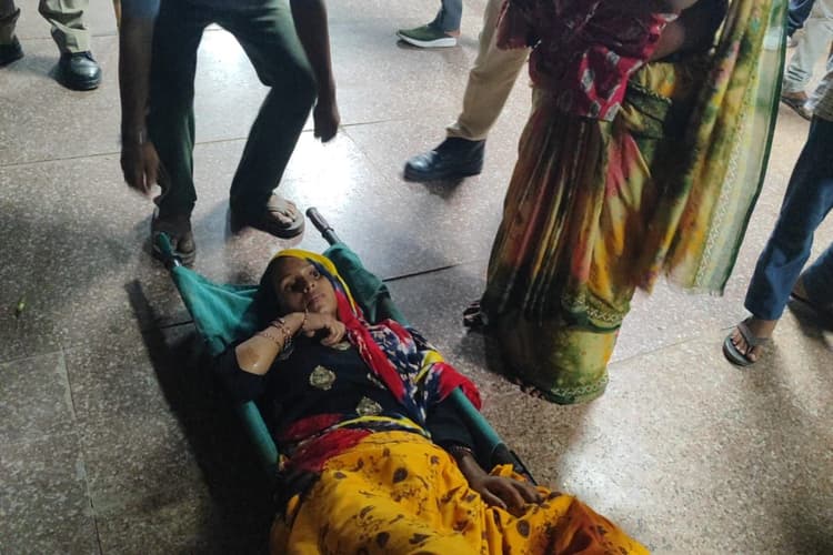 चलती ट्रेन में गूंजी नवजात की किलकारी, सीवान स्टेशन पर ऑपरेशन मातृशक्ति के तहत सुरक्षित प्रसव