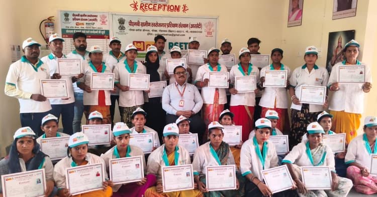 रोहतास के नोखा में 12 दिवसीय बकरी पालन प्रशिक्षण संपन्न, 33 प्रशिक्षार्थियों को मिला प्रमाण-पत्र