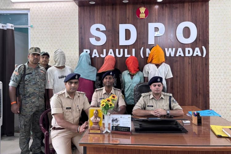 नवादा: नरहट छिनतई कांड का पर्दाफाश; 5 शातिर अपराधी गिरफ्तार, चोरी की बाइक के साथ लूटा गया सामान बरामद