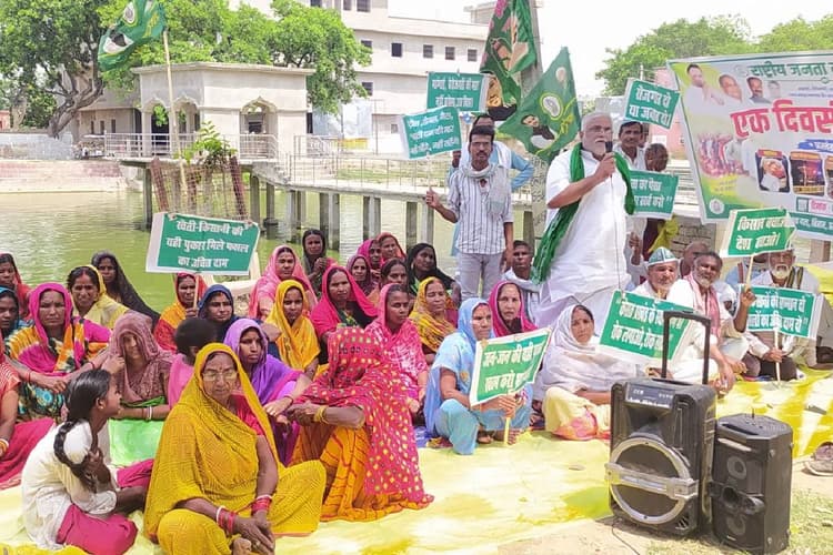 केसठ में सरकार के खिलाफ राजद का धरना, नौ सूत्री मांगों का सौंपा ज्ञापन