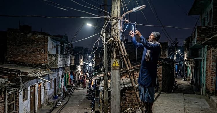 बक्सर के शिवपुर में बिजली चोरी करते पकड़े गए पांच लोग, जुर्माना लगाने के साथ दर्ज हुई प्राथमिकी