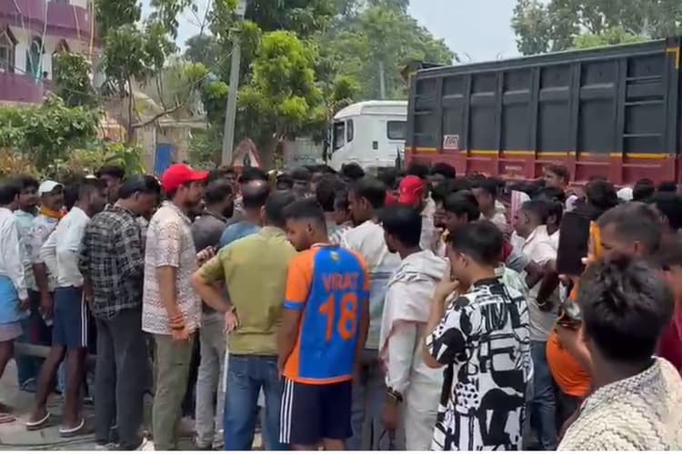 आरा में दर्दनाक सड़क हादसा: हाईवा की चपेट में आई स्कूटी में पत्नी की मौत, पति घायल