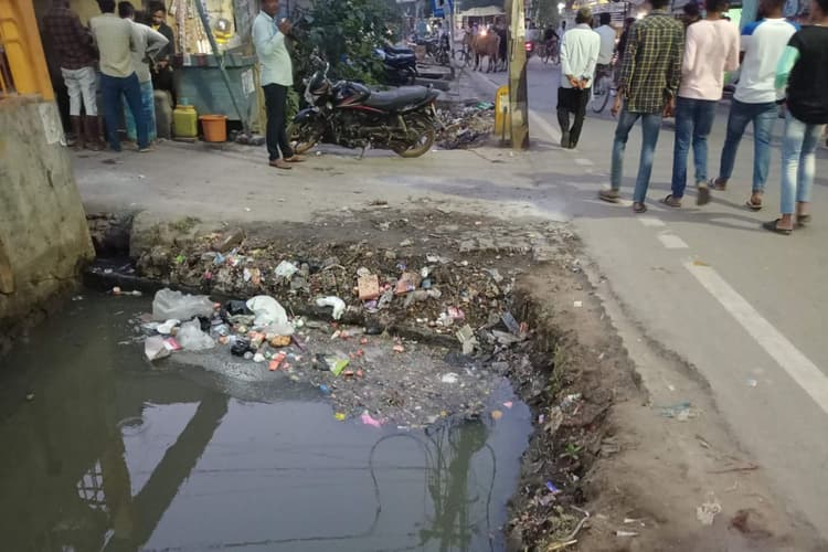 आरा नगर निगम की लापरवाही: शहर का पार्क बना कचरा घर, नालों का भी हाल बेहाल
