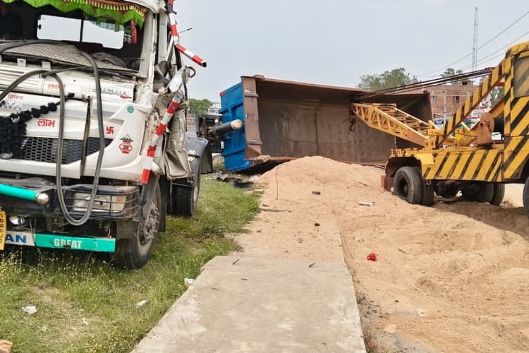 कैमूर के जीटी रोड पर बालू लदा हाईवा पलटा, चालक घायल; सड़क पर बालू फैलने से यातायात बाधित