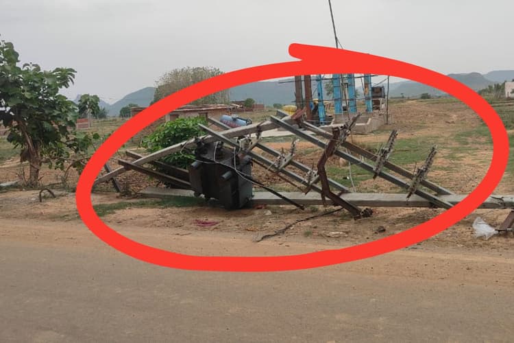 रोहतास में सड़क किनारे पड़ा ट्रांसफार्मर बना खतरा, बिजली विभाग ने झाड़ा पल्ला