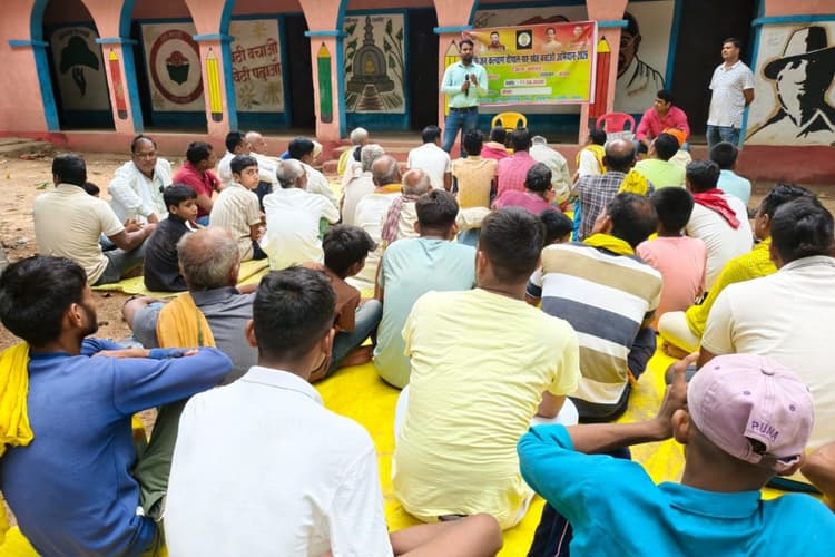 बक्सर में कृषि विभाग की नई पहल, चौपाल में किसानों को उन्नत तकनीक और खेती की दी गई जानकारी