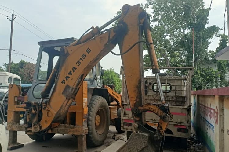 कैमूर में अवैध बालू खनन पर बड़ी कार्रवाई, दो ट्रैक्टर और जेसीबी जब्त, प्राथमिकी दर्ज