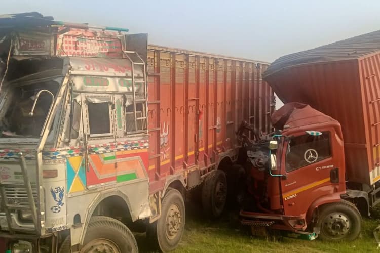 NH-922 पर भीषण हादसा: ट्रक-टैंकर की टक्कर में चालक की मौत, घंटों ठप रही यातायात