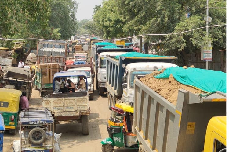 रोहतास में ओवरलोडिंग और लापरवाही के खिलाफ लोगों का फूटा गुस्सा, हादसों से नाराज हो कर किया सड़क जाम