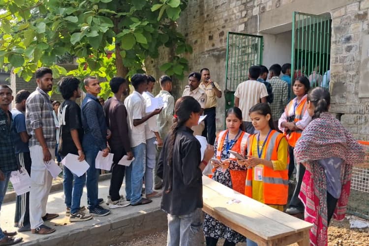 रोहतास में सिपाही भर्ती परीक्षा को लेकर प्रशासन अलर्ट, 18 परीक्षा केंद्रों पर कड़ी निगरानी और सख्त सुरक्षा व्यवस्था