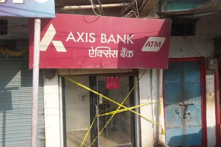 रोहतास में बोलेरो सवार 4 नकाबपोशों ने Axis बैंक एटीएम काटा, 8 मिनट में लाखों की लूट, CCTV से खुलासा