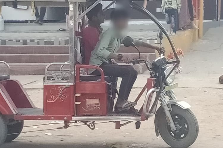 रोहतास में नियमों को ताक पर रखकर ई-रिक्शा चला रहे नाबालिग, सड़कों पर बढ़ा हादसों का खतरा, प्रशासन पर उठे सवाल