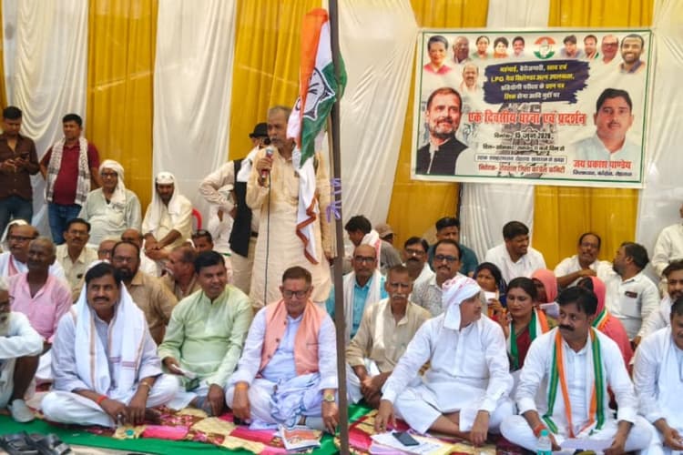 सासाराम में कांग्रेस का हल्ला बोल, महंगाई-बेरोजगारी और पेपर लीक के खिलाफ सड़क पर उतरे कार्यकर्ता