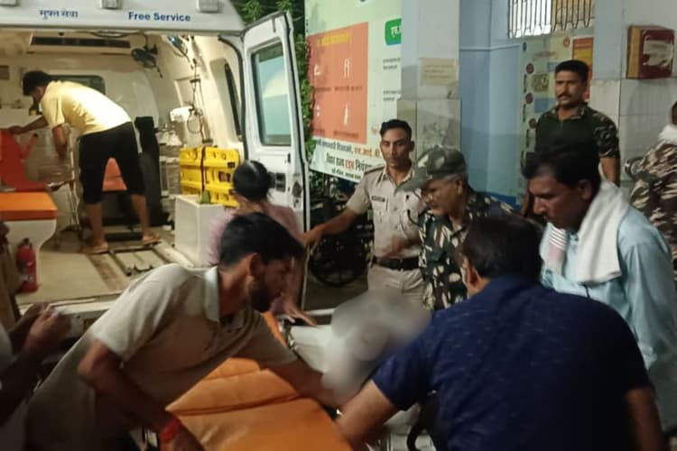 कैमूर में पेट्रोल भरवाने जा रहे बाइक सवार दो युवक को ट्रक ने मारी टक्कर, हालत गंभीर