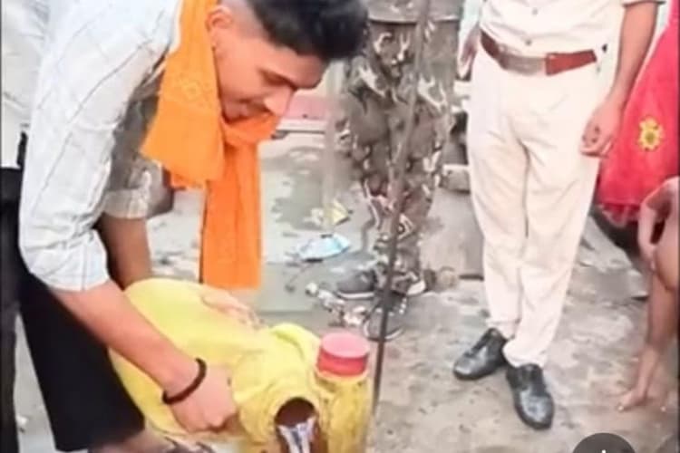बक्सर में पुलिस ने शराबबंदी अभियान दौरान 600 लीटर देशी शराब किया नष्ट, फरार धंधेबाज की तलाश जारी