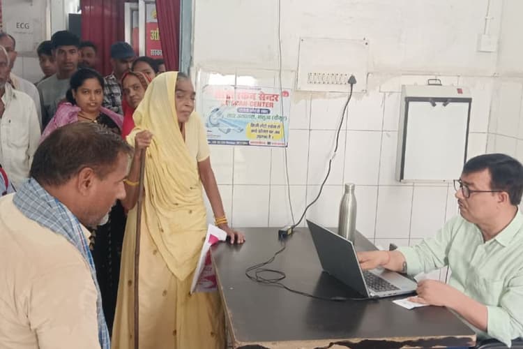 कैमूर के मोहनिया अस्पताल में बड़ा फर्जीवाड़ा, MBBS डॉक्टर के नाम पर हो रही ठगी, आयुष चिकित्सक के भरोसे मरीज़