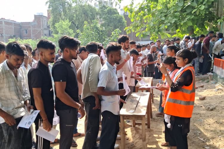 मद्य निषेध सिपाही भर्ती परीक्षा: हंगामे के बाद प्रशासन अलर्ट, रोहतास में परीक्षा केंद्रों पर दिखा पुख्ता इंतजाम