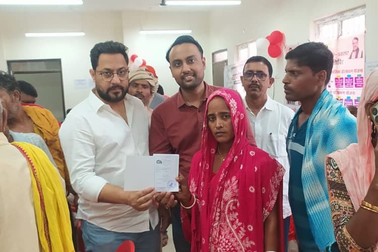 बक्सर के सहयोग शिविर में बांटे गए राशन-जॉब कार्ड, 23 लोगों ने दिए आवेदन