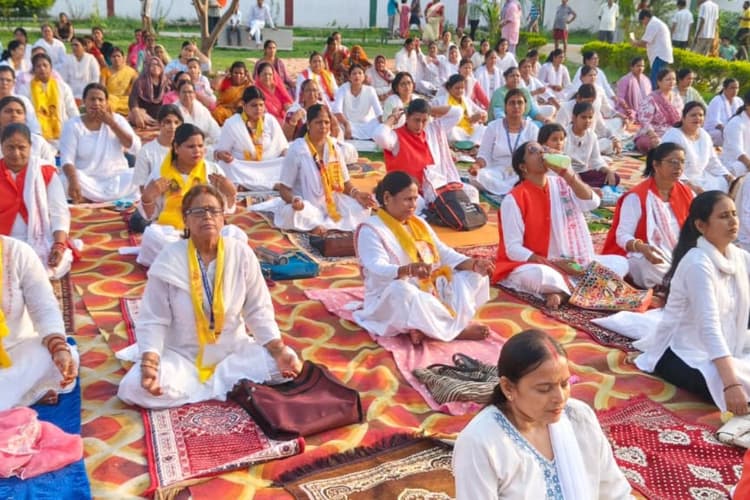 सासाराम के नेहरू पार्क में योग का महासंगम, अंतर्राष्ट्रीय योग दिवस पर हजारों लोगों ने किया सामूहिक योगाभ्यास
