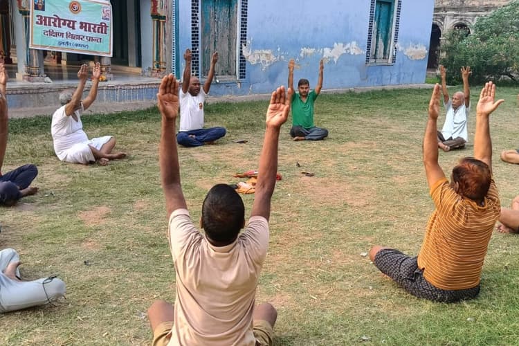बक्सर के डुमरांव में योग दिवस पर उमड़ा जनसैलाब, बांके बिहारी मंदिर परिसर में हुआ भव्य सामूहिक योगाभ्यास