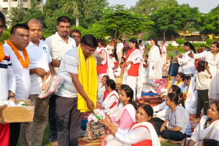 सासाराम में अंतर्राष्ट्रीय योग दिवस पर नेहरू पार्क में योग शिविर का आयोजन, संकल्प सेवा संस्थान ने बांटी दही लस्सी और तौलिया