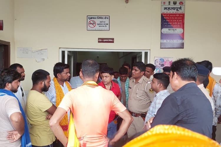 बक्सर PHC में नवजात की मौत पर बवाल: अस्पताल की लापरवाही पर भड़के परिजन, घंटों किया हंगामा