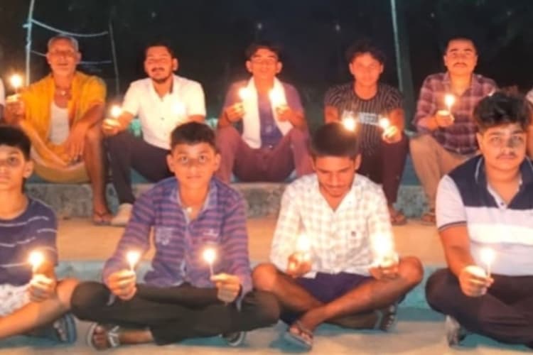 भरत तिवारी एनकाउंटर मामले में कैमूर की सड़क पर उतरे सैकड़ों लोग, कैंडल मार्च निकाल कर किया प्रदर्शन