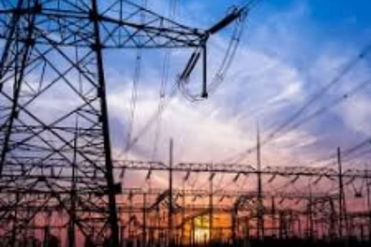 बक्सर में बिजली व्यवस्था फेल: रात 1 बजे पावर हाउस पर हंगामा, सिर्फ दो मिस्त्री के भरोसे पूरा सिस्टम