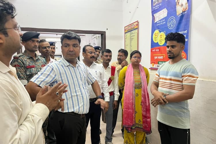 रोहतास PHC में डीएम का एक्शन : नवजात को निजी अस्पताल भेजने पर कर्मियों को लगाई फटकार, बोले- सुविधाएं मौजूद है तो क्यों ...
