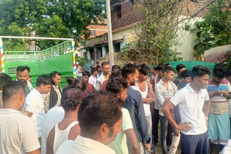 रोहतास के राजपुर में बालू-मिट्टी लदे ट्रैक्टरों की भीषण टक्कर, एक चालक की मौके पर मौत, दूसरा फरार