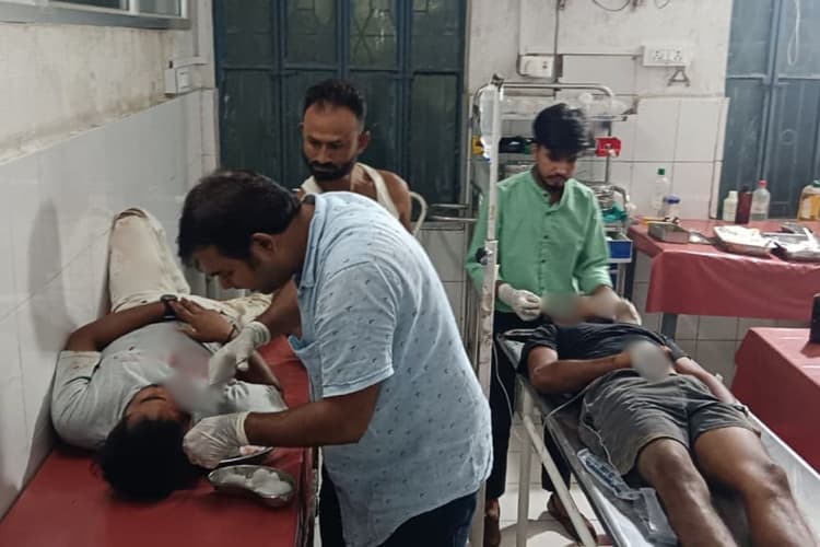 कैमूर के मोहनिया में ट्रैक्टर और बाइक की टक्कर, तीन युवक गंभीर रूप से घायल, हायर सेंटर रेफर