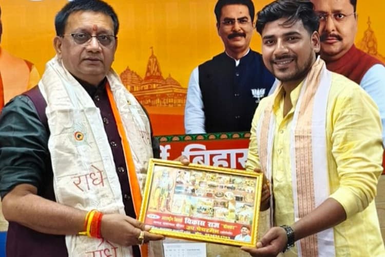 बक्सर में विकास की पहल, पर्यटन और व्यापार बढ़ाने की मांग पर विकास राज ने पथ निर्माण मंत्री से की मुलाकात