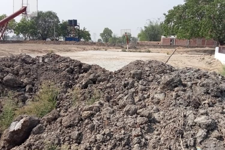कैमूर में मनरेगा कार्य पर सवाल: खेल मैदान बना मिट्टी का ढेर, लाखों की सुविधा बर्बाद होने से खिलाड़ियों में आक्रोश