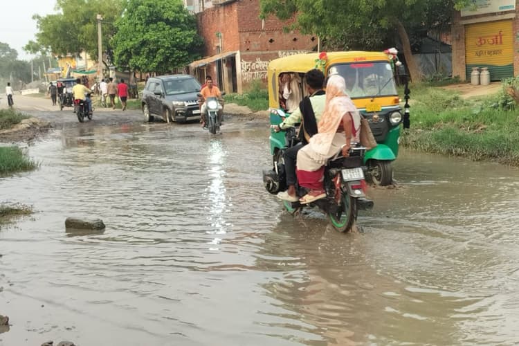 कैमूर में जलजमाव से NH-319A की हालात बदतर, राहगीरों की बढ़ी परेशानी, ग्रामीणों ने समाधान की उठाई मांग