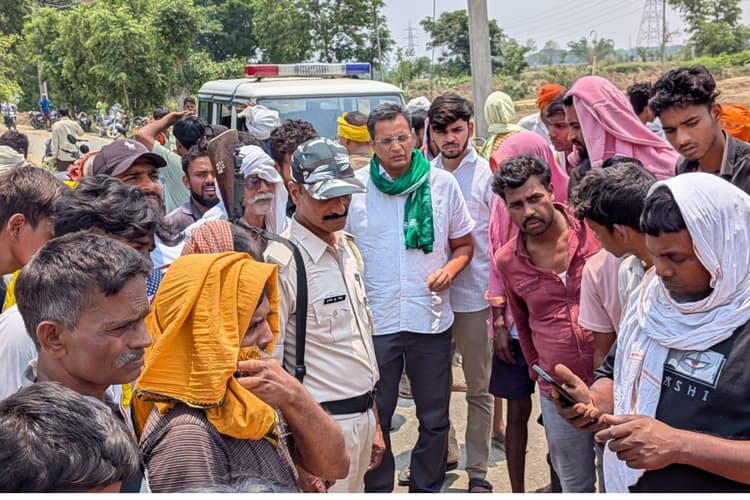 रामगढ़ में ट्रैक्टर की टक्कर से युवक की मौत, हादसे के बाद गिरफ्तारी की मांग में परिजनों ने किया सड़क जाम