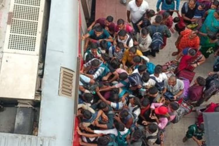 B.Ed प्रवेश परीक्षा को लेकर बिहार के स्टेशनों पर उमड़ी भारी भीड़, आरा जंक्शन बना छात्रों का आश्रय