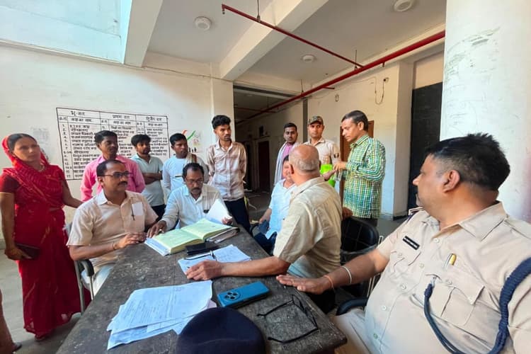 बक्सर के जनता दरबार में सीओ ने सुनी लोगों की फरियाद, 12 मामलों का मौके पर निपटारा