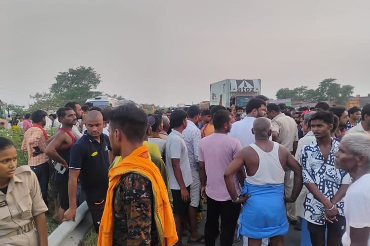 बक्सर में तेज रफ्तार का कहर: अनियंत्रित वाहन की चपेट में आने से किसान की मौत, आक्रोश में सड़क पर उतरे ग्रामीण