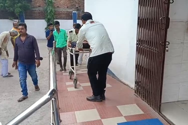 रोहतास में भीषण सड़क हादसा: ऑटो-पिकअप की टक्कर में एक की मौत, एक ही परिवार के चार गंभीर घायल