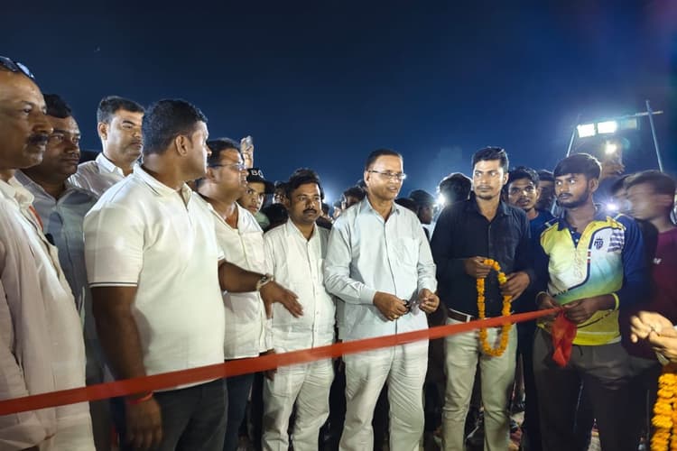 रोहतास में दो दिवसीय नाइट क्रिकेट टूर्नामेंट का आगाज, सामाजिक कार्यकर्ता आलोक सिंह ने किया उद्घाटन