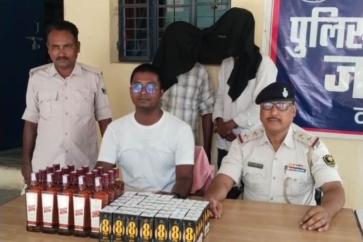 एनएच-319 पर पुलिस की कार्रवाई, 15 लीटर विदेशी शराब के साथ दो तस्कर गिरफ्तार