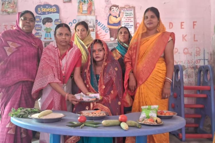 सासाराम में आंगनबाड़ी केंद्र पर गोदभराई कार्यक्रम, गर्भवती महिलाओं को दिया गया पोषण व सुहाग सामग्री
