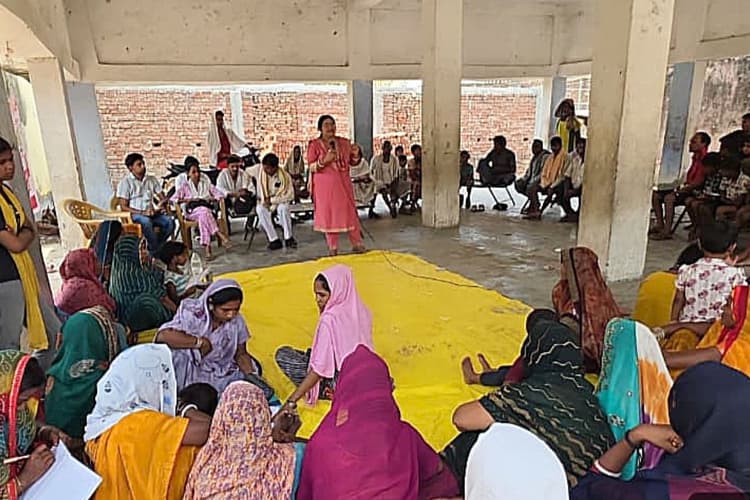 बक्सर में 'बेटी बचाओ बेटी पढ़ाओ’ को लेकर जागरूकता अभियान, महिलाओं को सरकारी योजनाओं की दी गई जानकारी