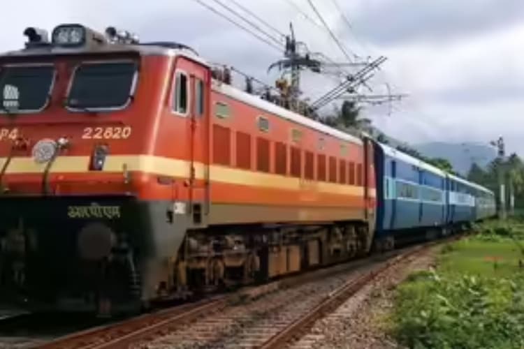 पटना–डीडीयू रूट पर ट्रेनों की लेटलतीफी से बक्सर में यात्री बेहाल, घंटों इंतजार के बाद शुरू हुआ सफर