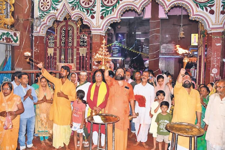 Aaj Ka Darshan: गरीबनाथ मंदिर में बाबा का हुआ भव्य शृंगार, जलाभिषेक और दर्शन-पूजन के लिए उमड़ी भक्तों की भीड़