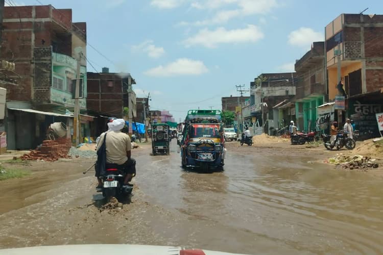 तेज बारिश से लालापुर सड़क बनी झील, डेढ़ करोड़ के नाले के बाद भी जलजमाव से लोग परेशान